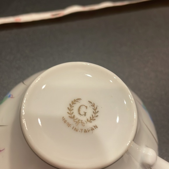 Floral design gold trimmed tea cups set of 2 Victorian style - Picture 5 of 5